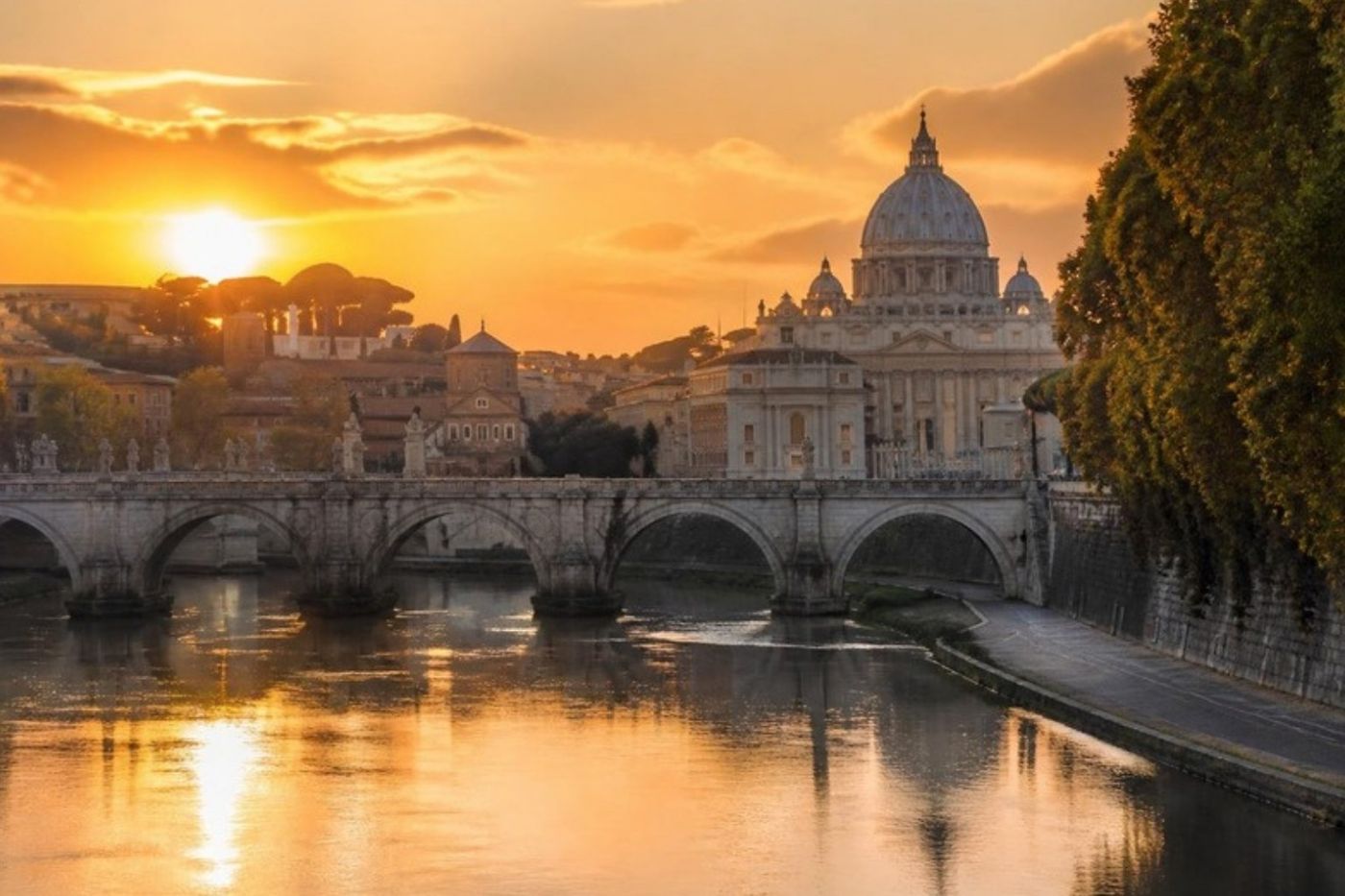 Roma ao pôr do sol, com o rio Tibre e a cúpula de São Pedro